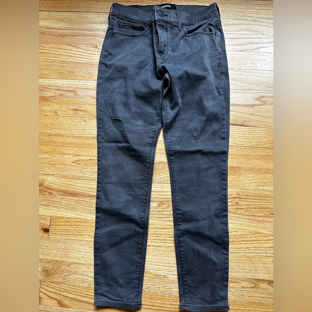 Express Camo skinny khakis Mid Rise with stretch black/grey camo size 2S